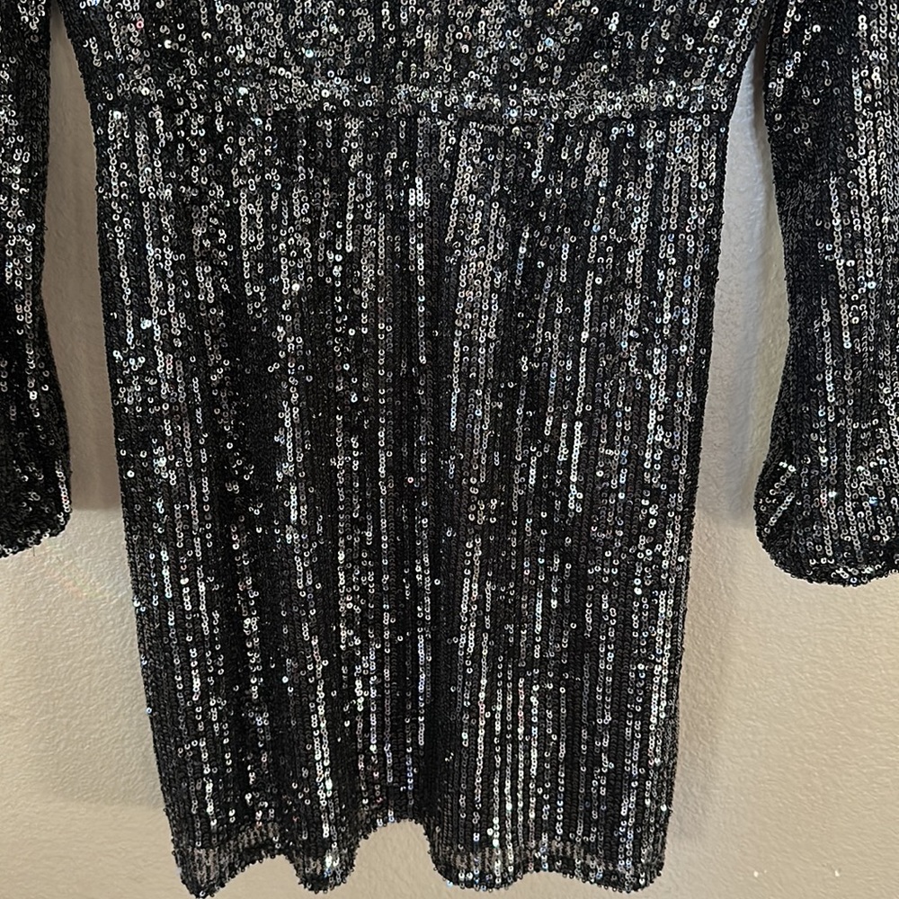 New BB Dakota Black Glow Up Fast Sequin V Neck Mini Dress Size Small NWT - Picture 6 of 12